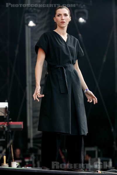 ALDOUS HARDING - 2022-08-26 - SAINT CLOUD - Domaine National - Grande Scene - Hannah Sian Topp